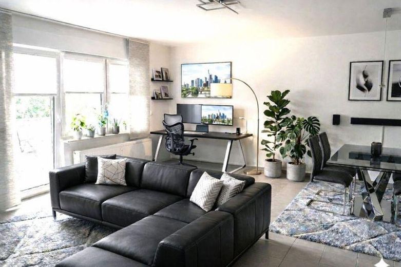 127 m² PRIVATES WOHNEN MIT EIGENEM POOL & GARTEN – 2 GARAGEN + 1.920 € KALTMIETEINNAHMEN – OG links Wohnung