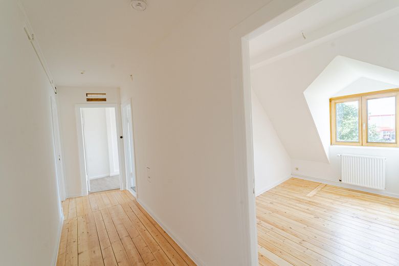 Altbautraum mit 110m² im DG, frisch renoviert, 4-Zimmer, mit neuer EBK und Gartennutzung – Flur