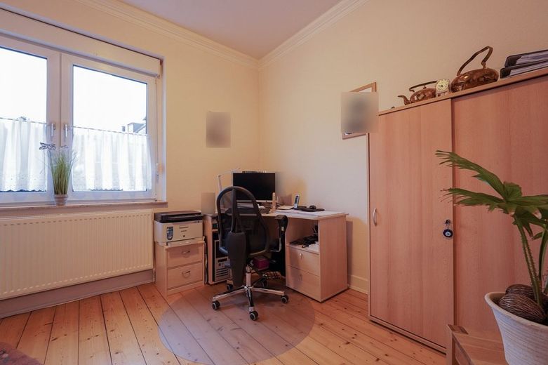 Gepflegtes Stadthaus mit zwei Wohneinheiten in der Innenstadt von Troisdorf, nahe der Fußgängerzone! – Wohnzimmer EG