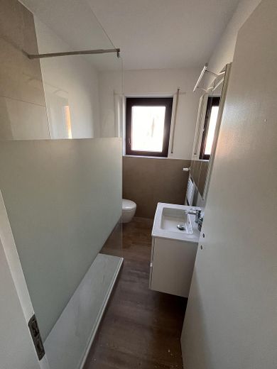 Großzügige 2-Zimmer-Erdgeschosswohnung mit eigener Terrasse, Garten & Garage in Duisburg-Baerl – Bad (neu)
