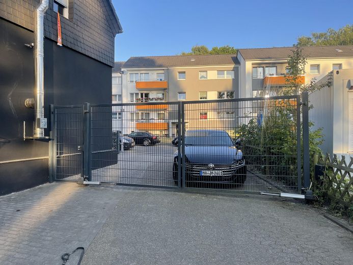 Mehrgenerationen Haus – Garagenhof + elektrisches Tor