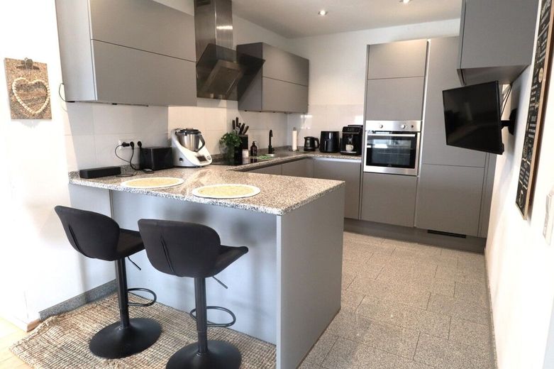 Wohnung mit 27m² Dachterrasse + +  Wolfsburg-Wendschott + + – Küche mit Theke