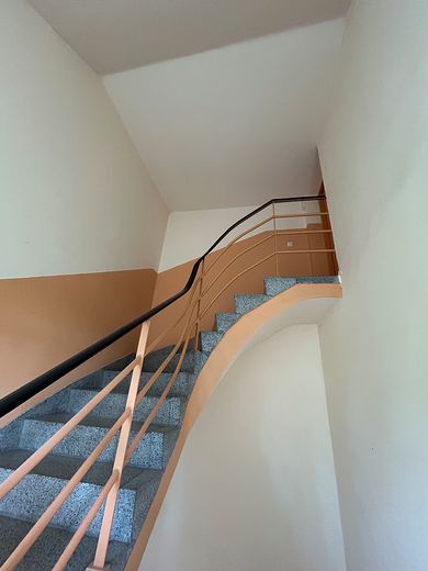 Mieszkanie dwupoziomowe 85 m² w pobliżu kampusu, bezpośrednio przy Ringgleis + 55 m² zaadaptowanej powierzchni użytkowej na poddaszu – Treppenaufgang