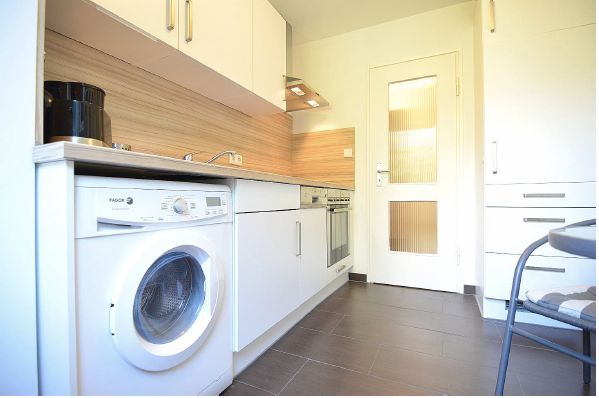 Wohnung am See – Küche mit Waschmaschiene
