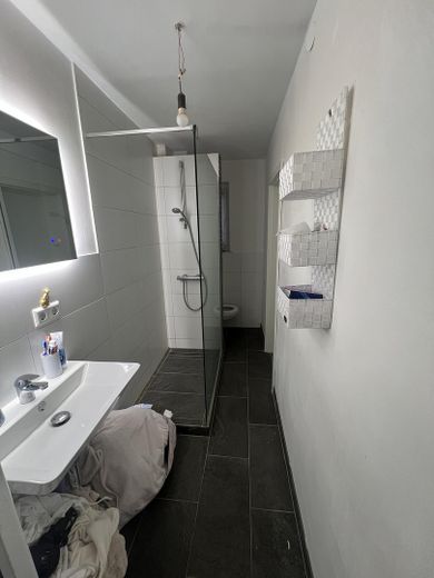 Schöne 2-Zimmer-Wohnung in Stuttgart mit Einbauküche, Balkon und Keller – Bad