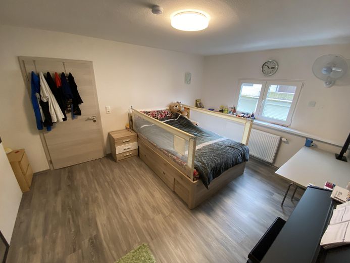 Einziehen, loskochen & wohlfühlen: Modernisiertes XL-Haus mit Traumküche, Komfort-Garage & Garten – 5. Zimmer 02