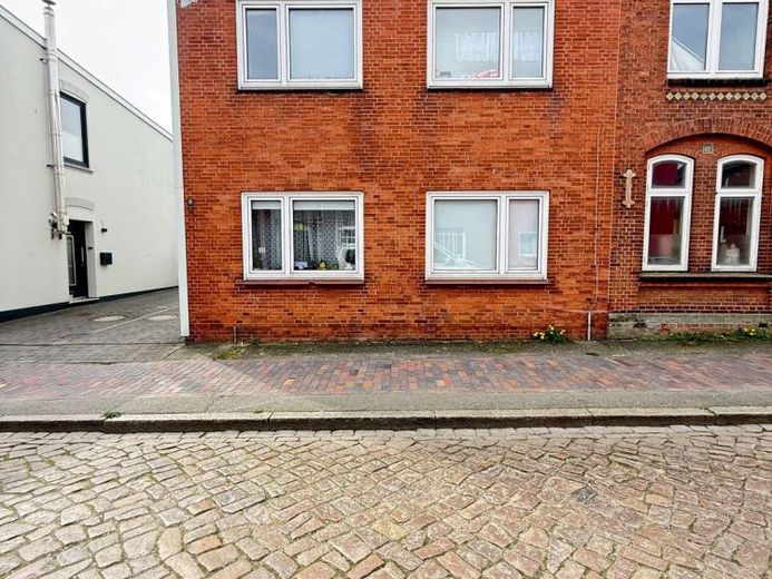 Historischer Charme trifft auf Potenzial – Einfamilienhaus mit Garten im Herzen von Husum – Foto 1