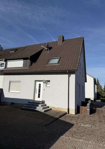 Gelflegte Doppelhaushälfte mit großem 580 m² Grundstück und Carport provisionsfrei bezugsfrei – Haus von hinten