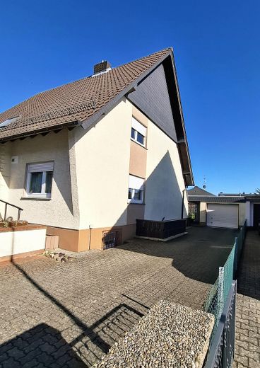 Gepflegtes Haus mit Traumgarten sucht neue Bewohner – Außenansicht Hofeinfahrt