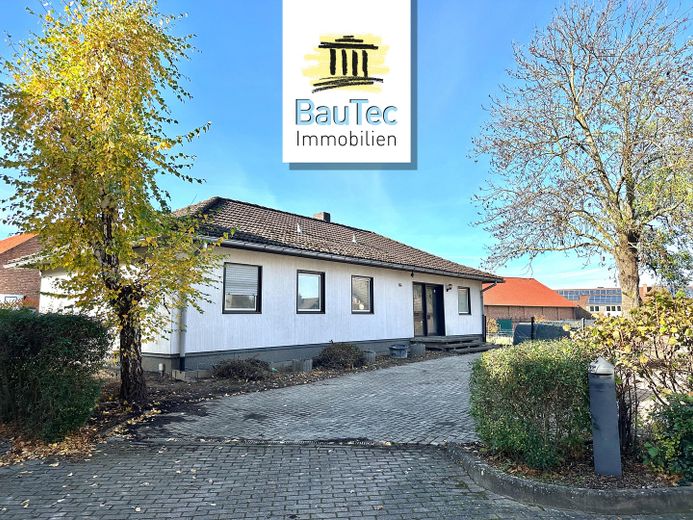 Winkelbungalow - großes Grundstück - Zentral in Giesen – Titelbild