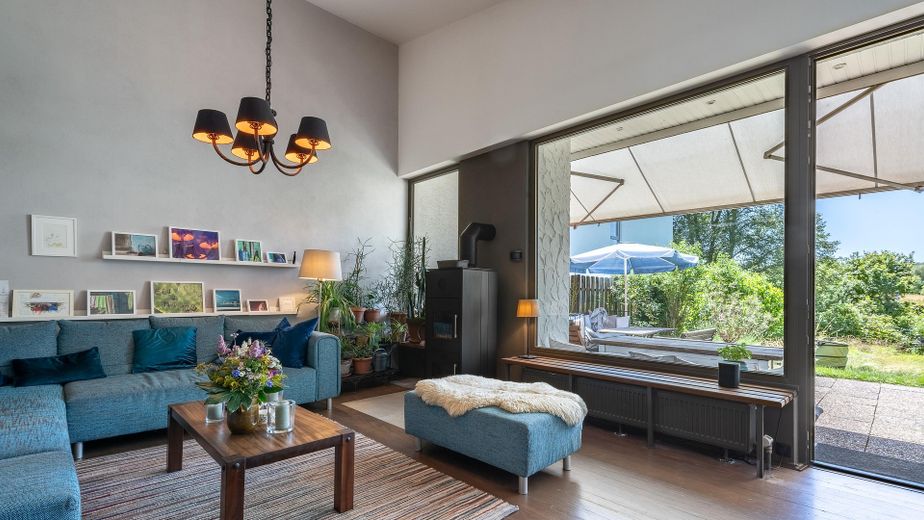 290 m² + 2.464 m² Naturidyll | Pool & Gartensauna | Aartalblick | Mehrgenerationen o. Vermietung – Wohnzimmer mit Terrasse
