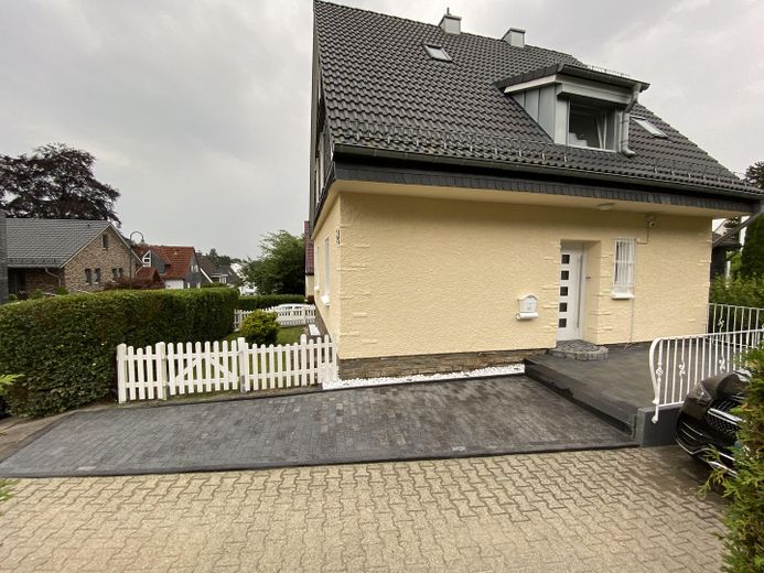 Attraktives Anlageobjekt in Wermelskirchen: Einfamilienhaus plus Anbau mit 2 Wohnungen – Foto 1