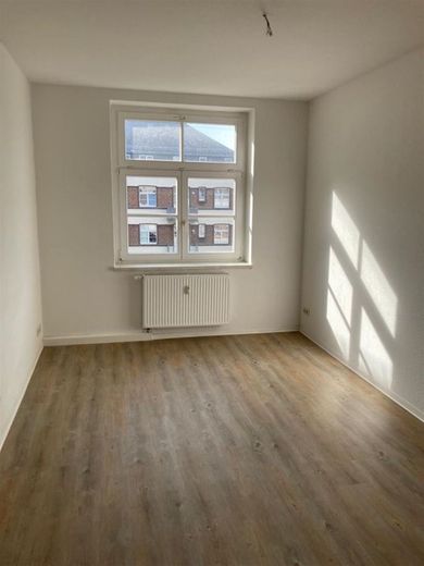 Günstige 2-Zimmer mit Laminat, Balkon und Wanne in ruhiger Lage! Vormieterin verkauft EBK – PHOTO-2023-05-04-17-29-26_1