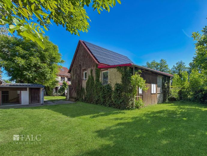 Provisionsfrei. Großzügiges Einfamilienhaus mit PV-Anlage und idyllischem Grundstück! – Rückansicht