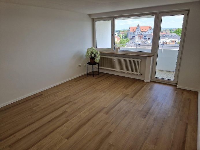 PROVISIONSFREI | Frisch renovierte 2-Zimmer-Wohnung | FREI – Wohnzimmer
