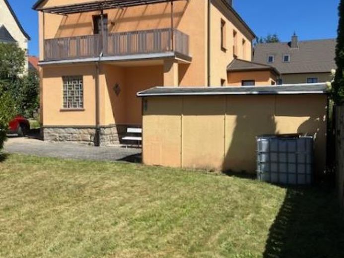 ¡Se vende casa unifamiliar y mayormente rehabilitada para 1-2 familias, con acceso, garajes, piscina y dependencias auxiliares, en una ubicación residencial privilegiada de Treuen! – Foto 1