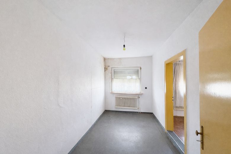 Zwei Häuser, viele Möglichkeiten: Bungalow & vielseitig nutzbares Zweithaus auf großem Grundstück – Verbindungszimmer  OG