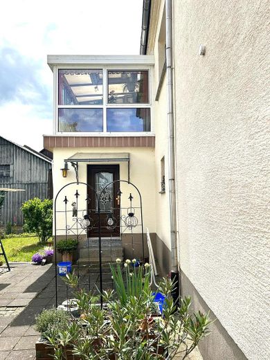 PREISREDUZIERT! Familienanwesen am Ortsrand mit Hof, Werkstatt, 2 Garagen und 1.780 m² Grundstück – Eingangsbereich