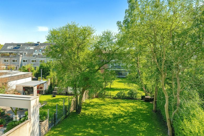 Dachgeschosswohnung mit Stellplatz in ruhiger Lage von Köln-Lövenich – Blick in den Garten