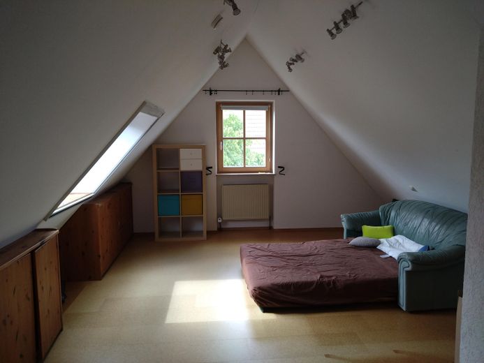 Per famiglie, casa unifamiliare indipendente a Eckental Brand da privato – Dachgeschoss Giebelwand
