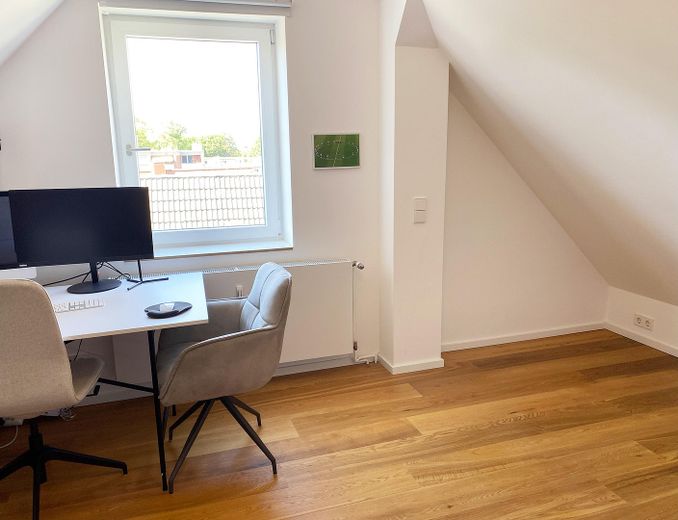 Haus im Haus - Helle moderne Maisonettewohnung in Top-Lage mit TG-Stellplatz – Zimmer im DG