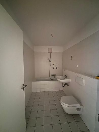 Luminoso piso de 3 habitaciones con logia, sin comisión y en una ubicación privilegiada de Berlín – Badezimmer