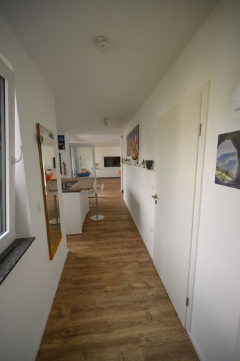 Moderne, großzügig geschnittene,lichtdurchflutete Wohnung in Architektenhaus – Flur