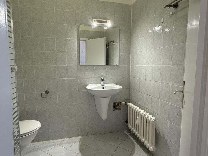 Helle bezugsfreie 1-Zimmer Altbauwohnung in der Nähe vom Schlosse Charlottenburg (provisionsfrei) – Bad