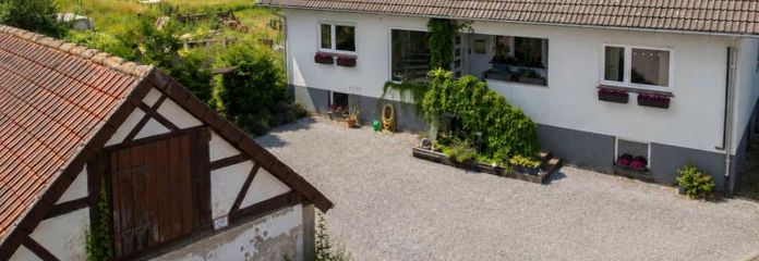 Tanto spazio per la famiglia e la libertà – circa 199 m² di superficie abitabile, 7 locali e un terreno di proprietà