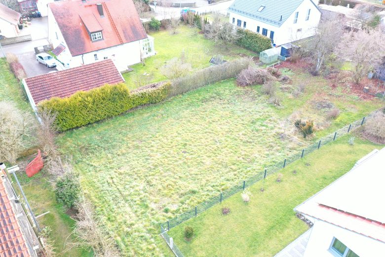 Spokojna działka budowlana z ekspozycją południową – Von Einfamilienhäusern umgeben