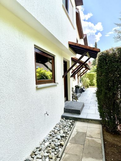 Einziehen & Wohlfühlen – hochwertig renoviertes Reihenendhaus mit Garten, Garage & PV – Eingangsbereich_Haustüre_01
