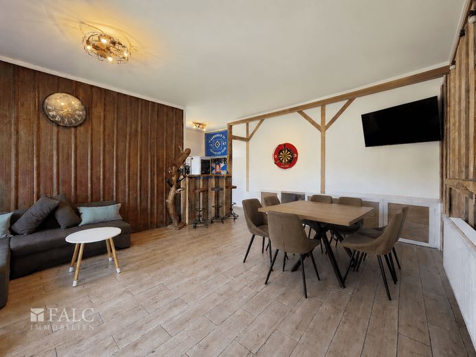 *Riserv.* Casa unifamiliare modernizzata con piscina e dotazioni di alta qualità. – Partyraum