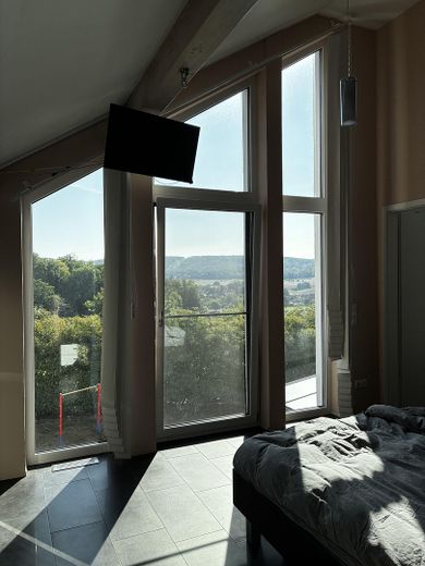 Casa moderna con un gran jardín – Elternschlafzimmer Ausblick