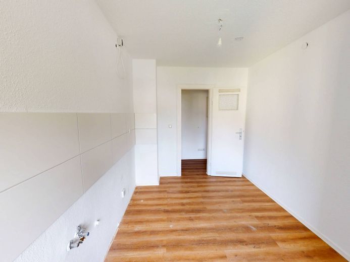 Zomer, zon, besparen: 2 netto koude huren cadeau! 2-kamerappartement met BALKON op loopafstand van de oever van de Main – Ansicht II: Küche