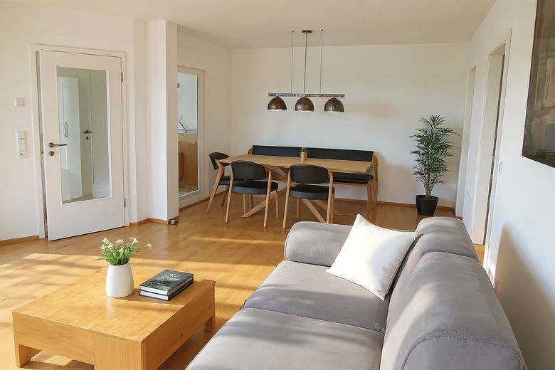 4-Zimmer-Wohnung mit Balkon und Fußbodenheizung in Augsburg – Wohn-/Essbereich mit Parkett