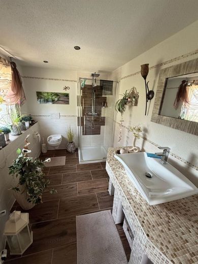 Bezugsfertiges Einfamilienhaus mit großem Blk, Garage, 2 Bädern und sonnigem Grundstück – Bad