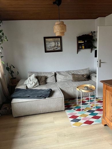 Wohnzimmer mit Möbeln 1. OG