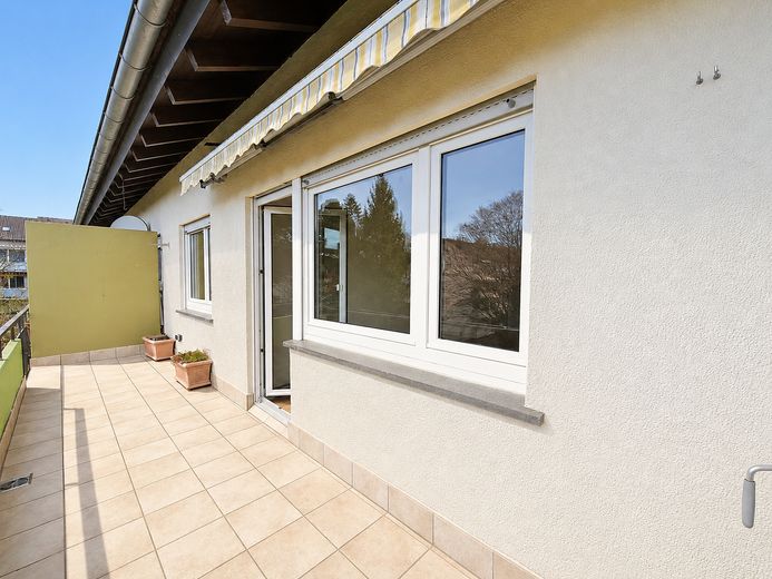 Ein Traum: Helle 3-Zimmer-Wohnung mit großem Balkon, Einbauküche und Garage – Balkon
