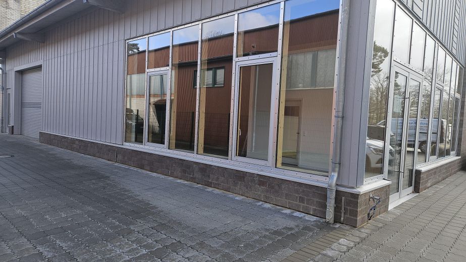 Halle commerciale neuve avec surface de bureaux dans un emplacement central idéal – Außenansicht-Seite Eingang