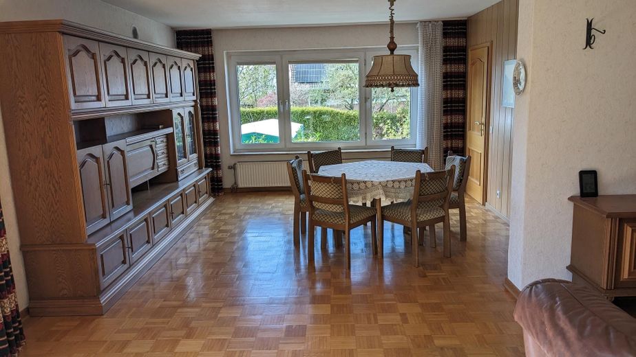 Freistehendes EFH mit Einliegerwohnung, Doppelgarage & großem Grundstück – EG_Wohnen_1