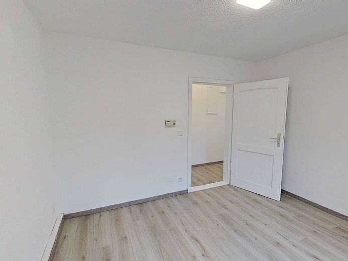 Gemütliche 3-Zi.-Dachgeschosswohnung mit Wannenbad in ruhiger Wohnlage – Ansicht II: Wohn- und Esszimm…
