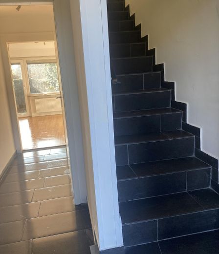 Reihenmittelhaus mit eigenem Garten in Farmsen – Provisionsfrei & Preisattraktiv – Flur / Treppe ins 1.OG