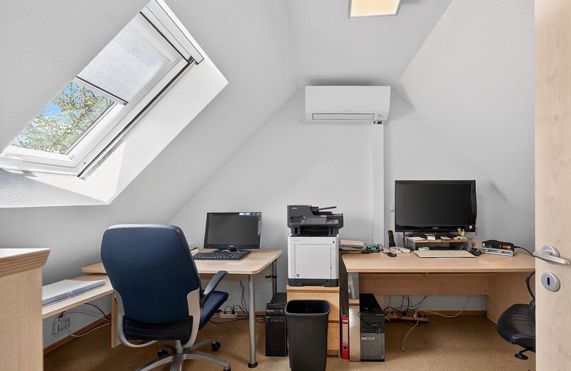 Geniş arsasıyla çekici tek/iki ailelik ev - kendi kullanımınız ve yatırımcılar için ideal – Büro Obergeschoss