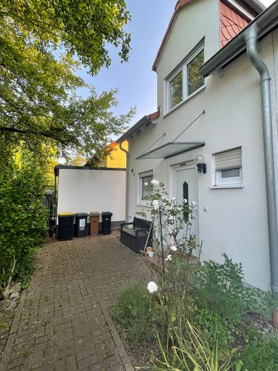Reihenendhaus mit Keller, Garten, Pelletofen, 2 Stellplätzen & Gartenhaus – 55270 Jugenheim – privat – Frontansicht mit Vorplatz