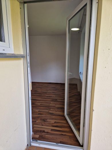 Merkezi konumda yenilenmiş 2 odalı daire – Straubinger tren istasyonu ve eski şehre yakın – Balkontür im Schlafzimmer