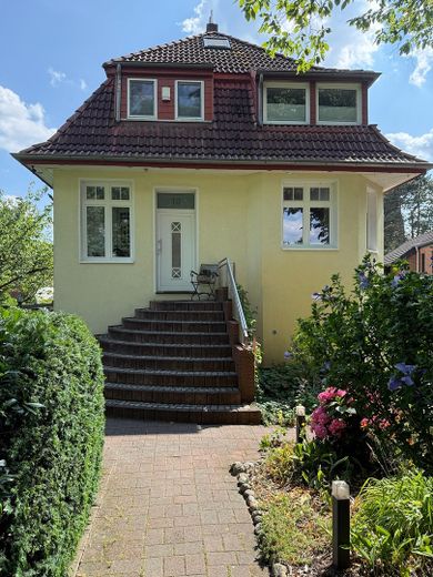 Stilvolles Einfamilienhaus mit 1.800 m2 Südgrundstück und hochwertiger Ausstattung – Vorderansicht