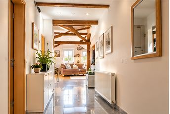 Toplage, helles Dachgeschoss mit Südbalkon und Einbauküche! – Innenflur