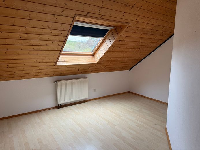 Gepflegtes Zweifamilienhaus mit freier Dachgeschosswohnung, großem Südgarten und Garage – Foto 17