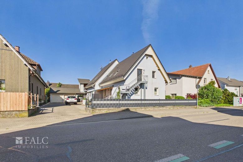 Umfassend modernisiertes und in weiten Teilen saniertes und zentrales Wohnhaus mit Einliegerwohnung – Frontansicht Haus