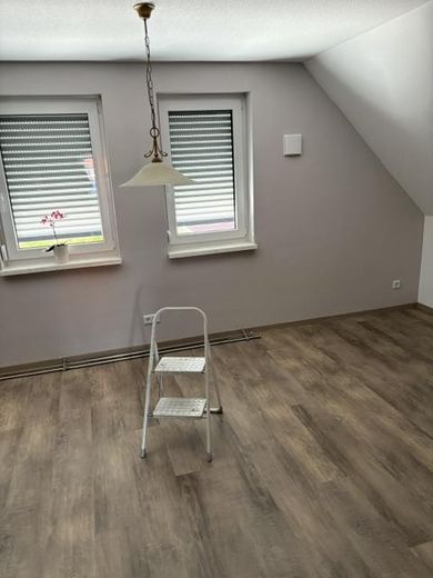3,5 Zimmer DG- ETW im neuw. 2-FH, 91220 Schnaittach  EB 11/23 incl. Gartenanteil/Garage uvm. – Wohnzimmer ETW2 DG leer